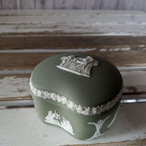 Wedgwood circular trinket box lided cherub green‎ J
